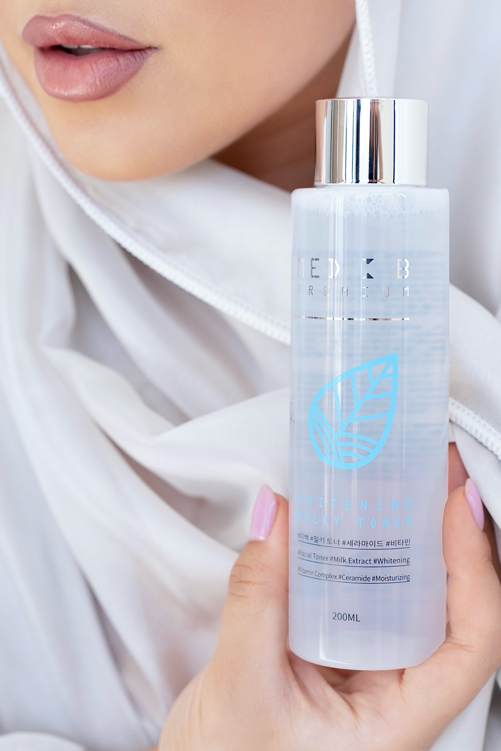 MedB Premium Skaistinamasis veido tonikas / WHITENING MILKY TONER, 200 ml- holding